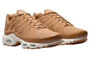 Nike Air Max Plus Flax Sail beige avec tige en mesh, lignes ondulées brodées, semelle Sail et unités Max Air visibles vue de 3/4 face. 