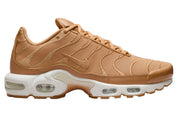 Nike Air Max Plus Flax Sail beige avec tige en mesh, lignes ondulées brodées, semelle Sail et unités Max Air visibles vue de profil. 