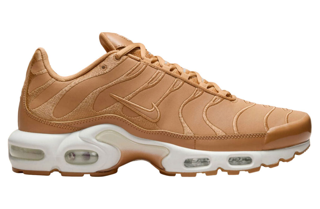 Nike Air Max Plus Flax Sail beige avec tige en mesh, lignes ondulées brodées, semelle Sail et unités Max Air visibles vue de profil. 