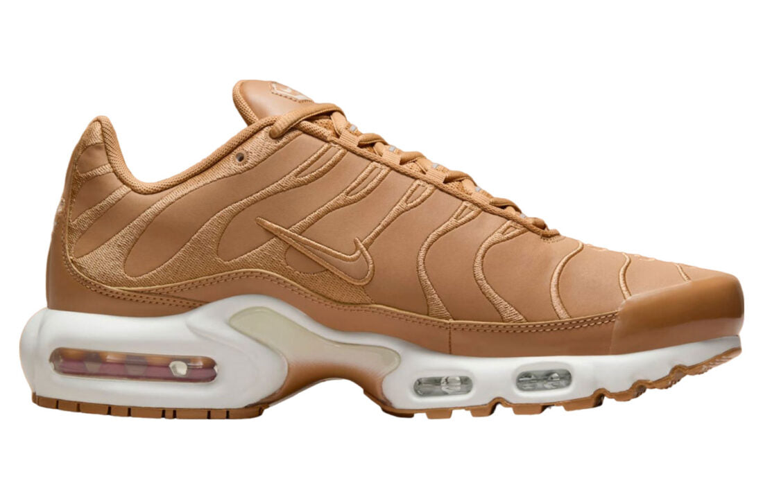 Nike Air Max Plus Flax Sail beige avec tige en mesh, lignes ondulées brodées, semelle Sail et unités Max Air visibles vue de profil intérieur. 