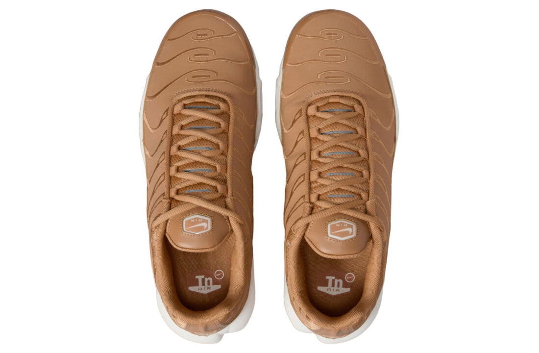Nike Air Max Plus Flax Sail beige avec tige en mesh, lignes ondulées brodées, semelle Sail et unités Max Air visibles vue du dessus. 