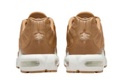 Nike Air Max Plus Flax Sail beige avec tige en mesh, lignes ondulées brodées, semelle Sail et unités Max Air visibles vue de derrière  