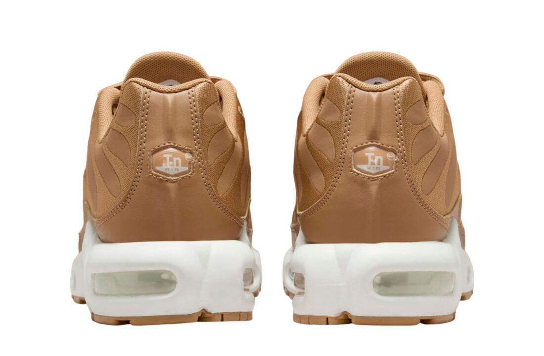 Nike Air Max Plus Flax Sail beige avec tige en mesh, lignes ondulées brodées, semelle Sail et unités Max Air visibles vue de derrière  