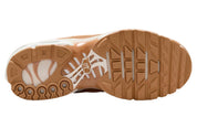 Nike Air Max Plus Flax Sail beige avec tige en mesh, lignes ondulées brodées, semelle Sail et unités Max Air visibles vue de dessous. 