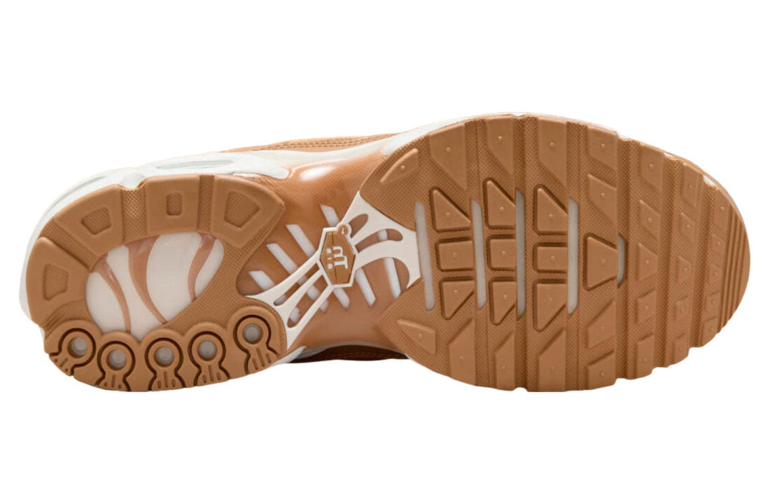 Nike Air Max Plus Flax Sail beige avec tige en mesh, lignes ondulées brodées, semelle Sail et unités Max Air visibles vue de dessous. 