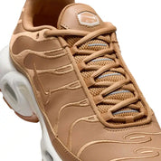Vue zoomée sur les détails latéraux de la Nike Air Max Plus Flax Sail beige avec tige en mesh, lignes ondulées brodées, semelle Sail et unités Max Air visibles.