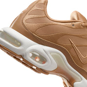 Vue zoomée sur les détails arrières de la Nike Air Max Plus Flax Sail beige avec tige en mesh, lignes ondulées brodées, semelle Sail et unités Max Air visibles.