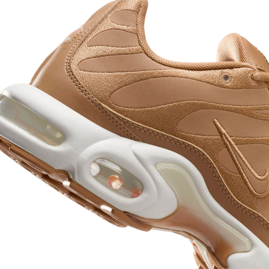 Vue zoomée sur les détails arrières de la Nike Air Max Plus Flax Sail beige avec tige en mesh, lignes ondulées brodées, semelle Sail et unités Max Air visibles.