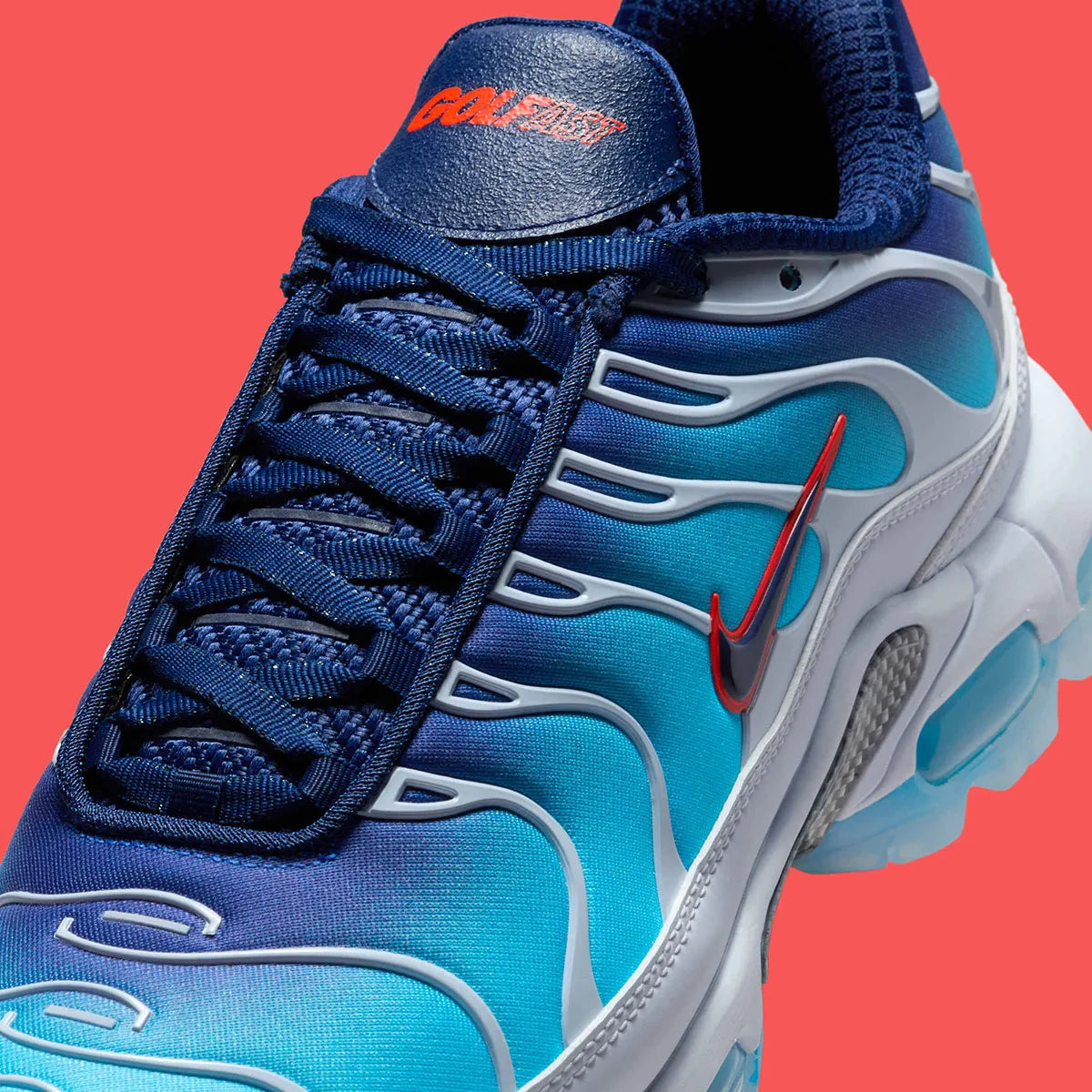 Chaussure de ville air max plus tn golf bleu été, bleu, blanc, swooch avec contour en rouge, chaussure légère, vue de coté