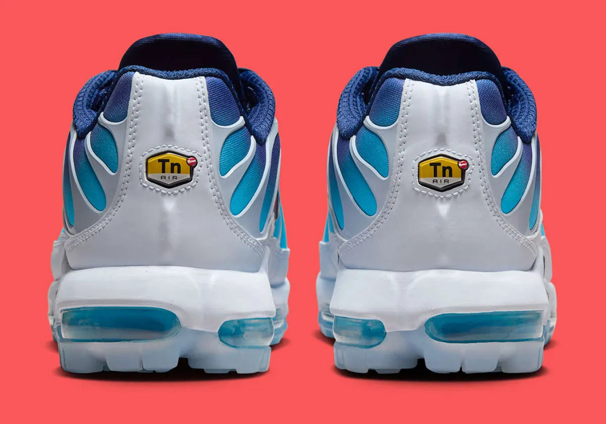 Chaussure de ville air max plus tn golf bleu été, bleu, blanc, swooch avec contour en rouge, chaussure légère, vue de l'arrière