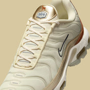 Image de la Nike Air Max Plus Golf Players Championship, sneaker blanche avec cages TPU iridescentes, détails dorés et verts, semelle Tuned Air et semelle golf adhérente.Vue zoomer avant