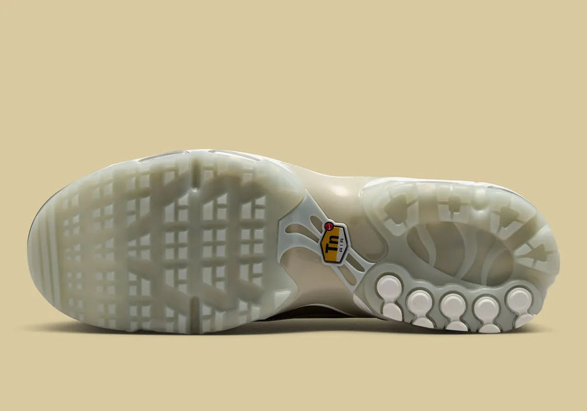 Image de la Nike Air Max Plus Golf Players Championship, sneaker blanche avec cages TPU iridescentes, détails dorés et verts, semelle Tuned Air et semelle golf adhérente.Vue de la semelle 