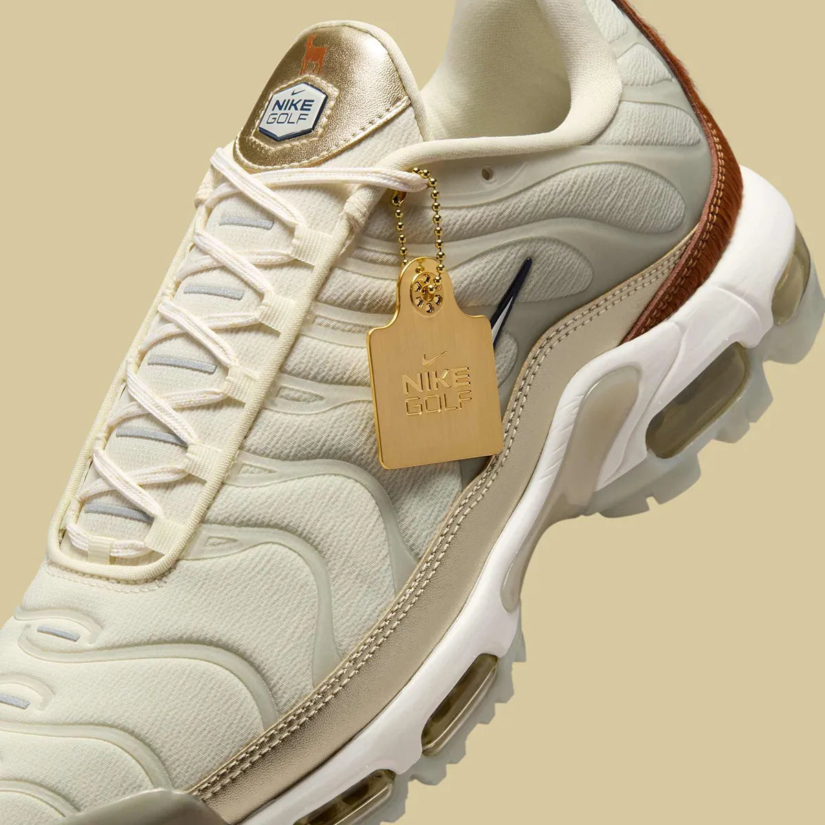 Image de la Nike Air Max Plus Golf Players Championship, sneaker blanche avec cages TPU iridescentes, détails dorés et verts, semelle Tuned Air et semelle golf adhérente.Vue zoomer coté