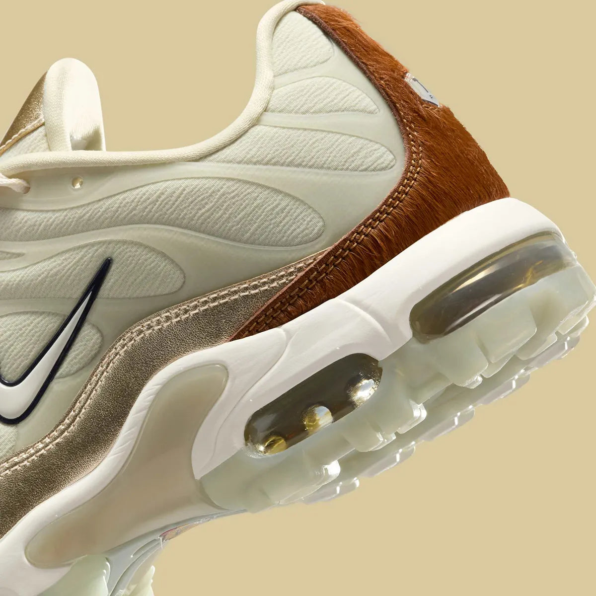 Image de la Nike Air Max Plus Golf Players Championship, sneaker blanche avec cages TPU iridescentes, détails dorés et verts, semelle Tuned Air et semelle golf adhérente.Vue zoomer arrière