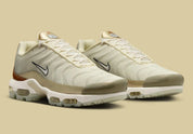 Image de la Nike Air Max Plus Golf Players Championship, sneaker blanche avec cages TPU iridescentes, détails dorés et verts, semelle Tuned Air et semelle golf adhérente.Vue de coté
