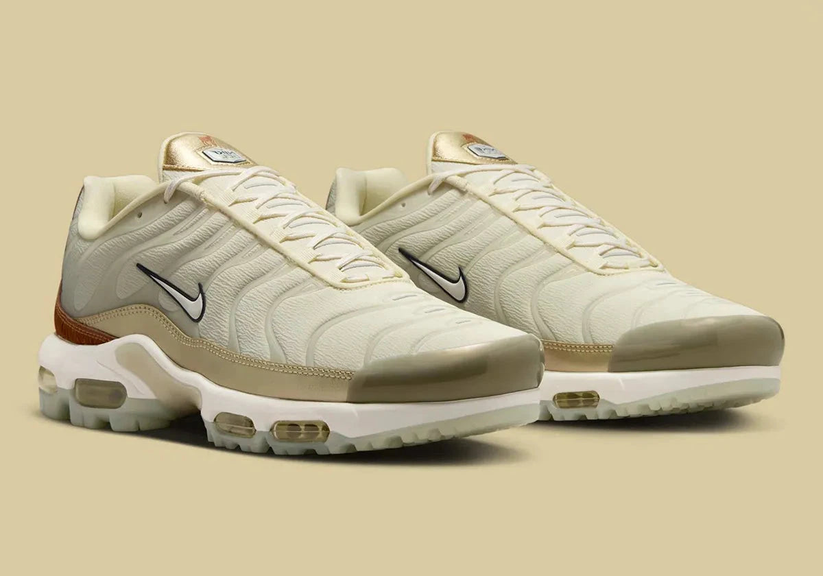 Image de la Nike Air Max Plus Golf Players Championship, sneaker blanche avec cages TPU iridescentes, détails dorés et verts, semelle Tuned Air et semelle golf adhérente.Vue de coté