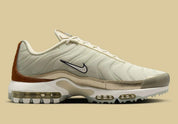 Image de la Nike Air Max Plus Golf Players Championship, sneaker blanche avec cages TPU iridescentes, détails dorés et verts, semelle Tuned Air et semelle golf adhérente.Vue de coté