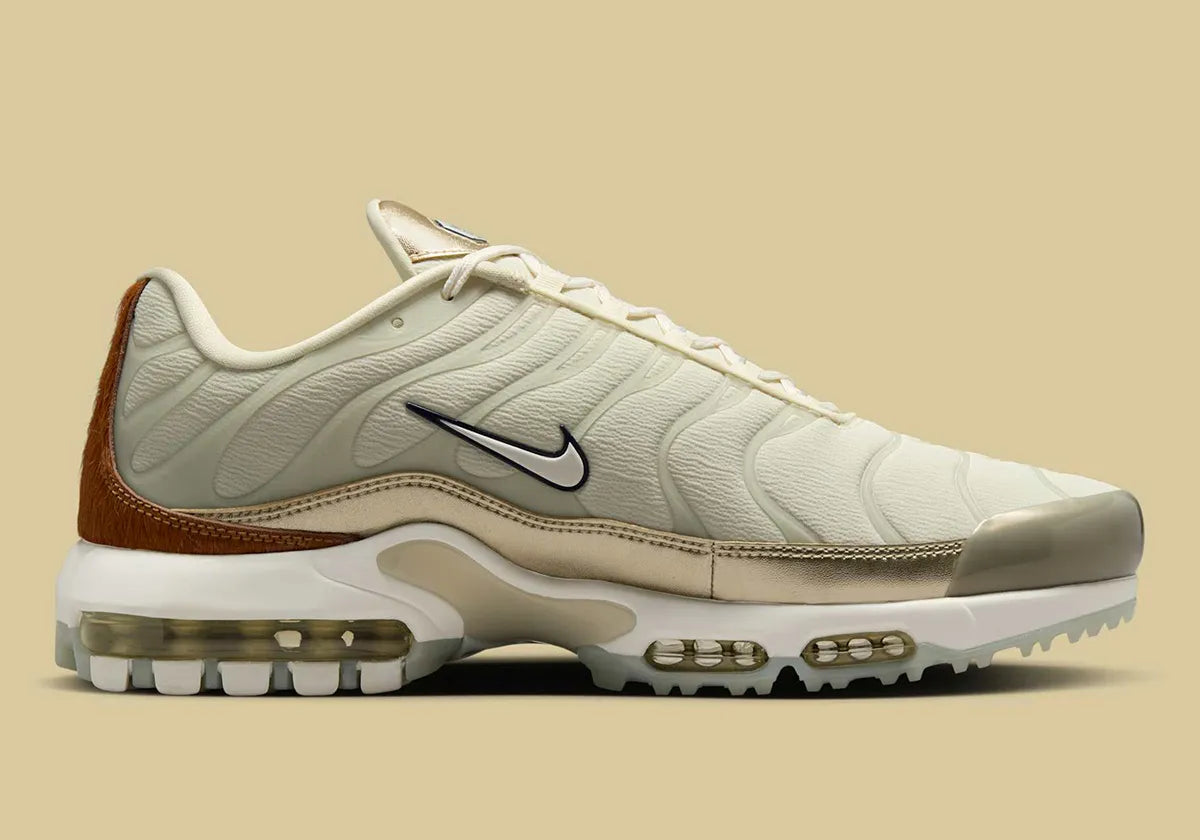 Image de la Nike Air Max Plus Golf Players Championship, sneaker blanche avec cages TPU iridescentes, détails dorés et verts, semelle Tuned Air et semelle golf adhérente.Vue de coté