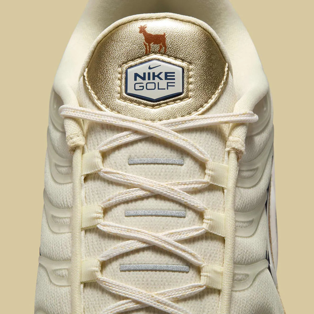 Image de la Nike Air Max Plus Golf Players Championship, sneaker blanche avec cages TPU iridescentes, détails dorés et verts, semelle Tuned Air et semelle golf adhérente.Vue zoomer avant