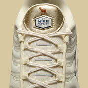 Image de la Nike Air Max Plus Golf Players Championship, sneaker blanche avec cages TPU iridescentes, détails dorés et verts, semelle Tuned Air et semelle golf adhérente.Vue zoomer avant