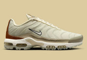 Image de la Nike Air Max Plus Golf Players Championship, sneaker blanche avec cages TPU iridescentes, détails dorés et verts, semelle Tuned Air et semelle golf adhérente.Vue de coté