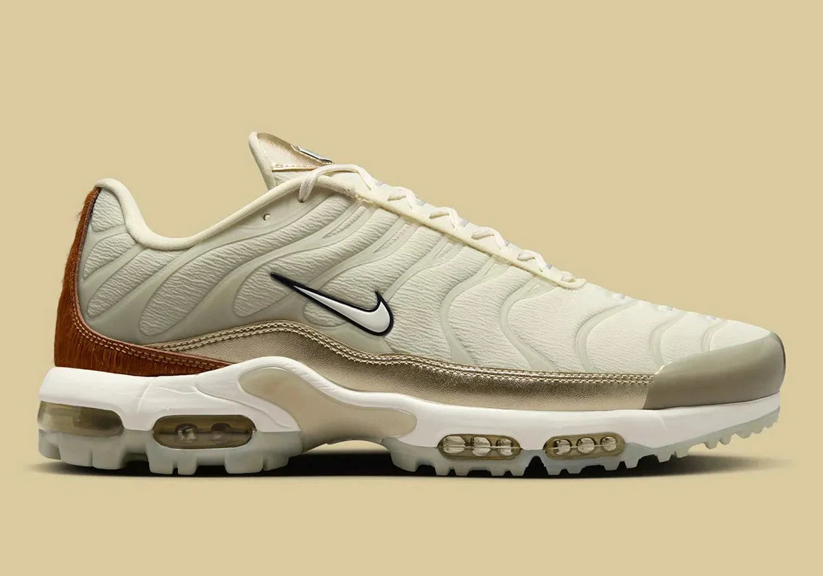 Image de la Nike Air Max Plus Golf Players Championship, sneaker blanche avec cages TPU iridescentes, détails dorés et verts, semelle Tuned Air et semelle golf adhérente.Vue de coté