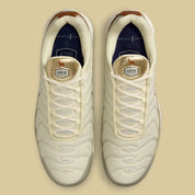 Image de la Nike Air Max Plus Golf Players Championship, sneaker blanche avec cages TPU iridescentes, détails dorés et verts, semelle Tuned Air et semelle golf adhérente.Vue de haut