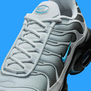 Nike Air Max Plus Grey University Blue Black – sneakers TN grises avec détails bleus , vue zoomer avant