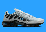 Nike Air Max Plus Grey University Blue Black – sneakers TN grises avec détails bleus, vue de face 