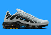 Nike Air Max Plus Grey University Blue Black – sneakers TN grises avec détails bleus , vue de coter