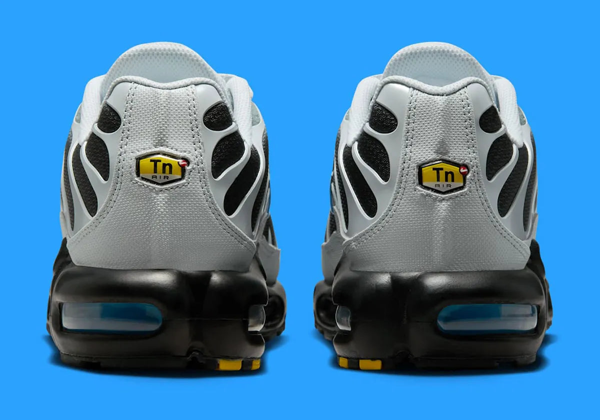 Nike Air Max Plus Grey University Blue Black – sneakers TN grises avec détails bleus , vue de arrière 