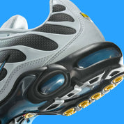 Nike Air Max Plus Grey University Blue Black – sneakers TN grises avec détails bleus , vue zoomer arrière 