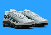 Nike Air Max Plus Grey University Blue Black – sneakers TN grises avec détails bleus , vue de profil