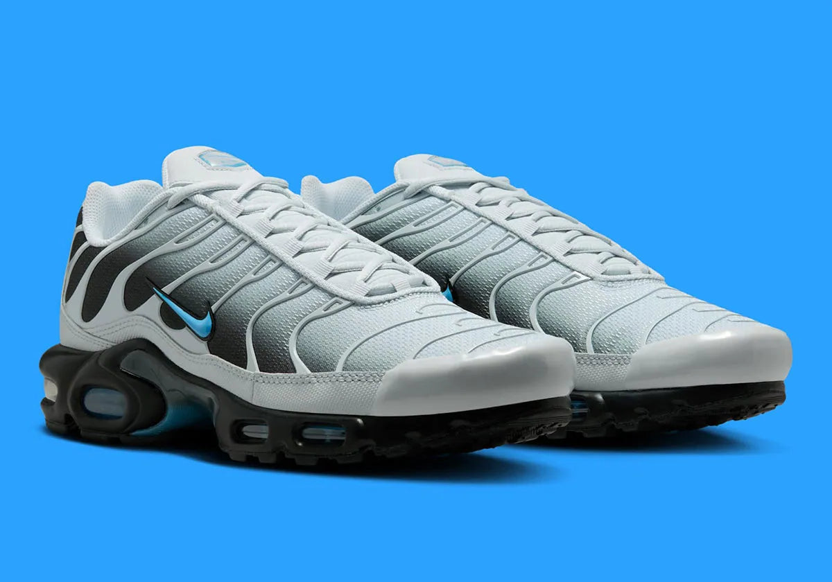 Nike Air Max Plus Grey University Blue Black – sneakers TN grises avec détails bleus , vue de profil