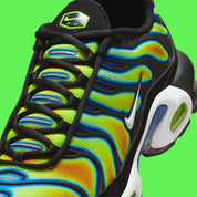 Nike Air Max Plus Heat Map, sneaker TN jaune, verte et bleue avec effet thermique, renforts noirs et unités Air visibles.
