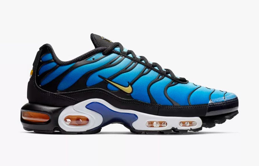 Sneaker Nike Air Max Plus OG Hyper Blue avec dégradé bleu électrique, cages TPU noires et amorti Tuned Air visible.