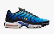 Sneaker Nike Air Max Plus OG Hyper Blue avec dégradé bleu électrique, cages TPU noires et amorti Tuned Air visible.