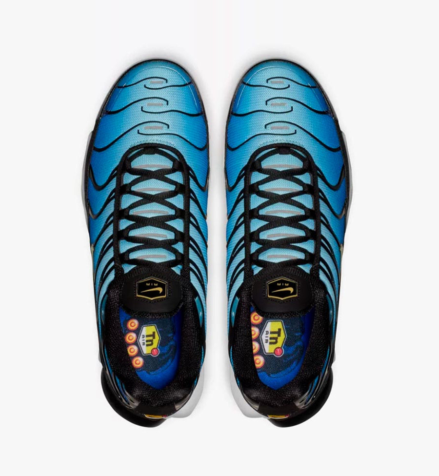 Sneaker Nike Air Max Plus OG Hyper Blue avec dégradé bleu électrique, cages TPU noires et amorti Tuned Air visible.