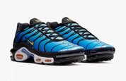 Sneaker Nike Air Max Plus OG Hyper Blue avec dégradé bleu électrique, cages TPU noires et amorti Tuned Air visible.