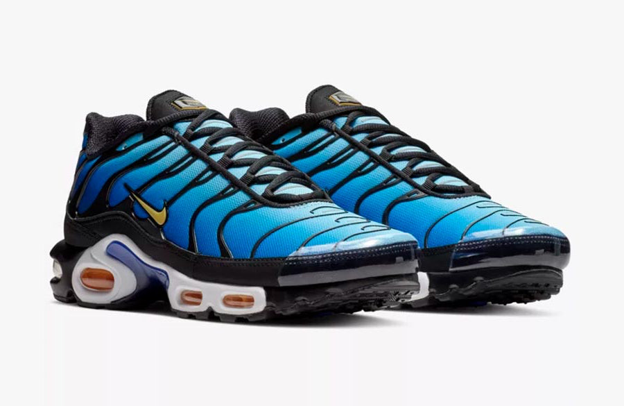 Sneaker Nike Air Max Plus OG Hyper Blue avec dégradé bleu électrique, cages TPU noires et amorti Tuned Air visible.