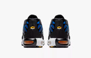 Sneaker Nike Air Max Plus OG Hyper Blue avec dégradé bleu électrique, cages TPU noires et amorti Tuned Air visible.