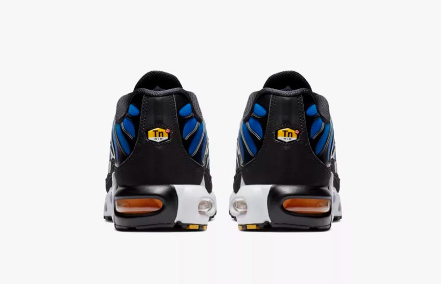 Sneaker Nike Air Max Plus OG Hyper Blue avec dégradé bleu électrique, cages TPU noires et amorti Tuned Air visible.