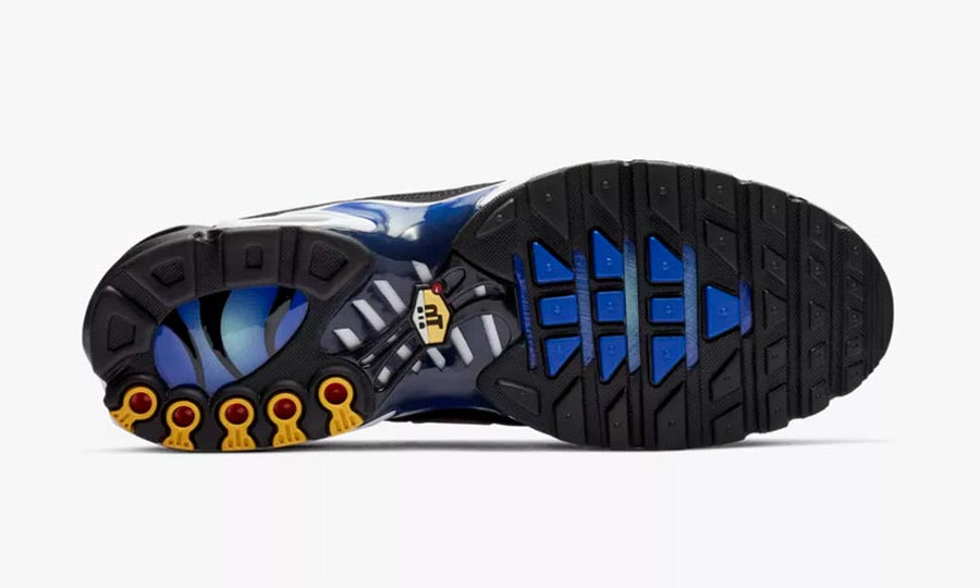 Sneaker Nike Air Max Plus OG Hyper Blue avec dégradé bleu électrique, cages TPU noires et amorti Tuned Air visible.
