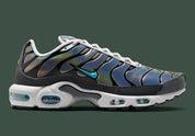 Nike Air Max Plus Iridescent noire avec tige aux reflets violet, bleu, vert et rose, cage noire et unités Air visibles vue de profil.