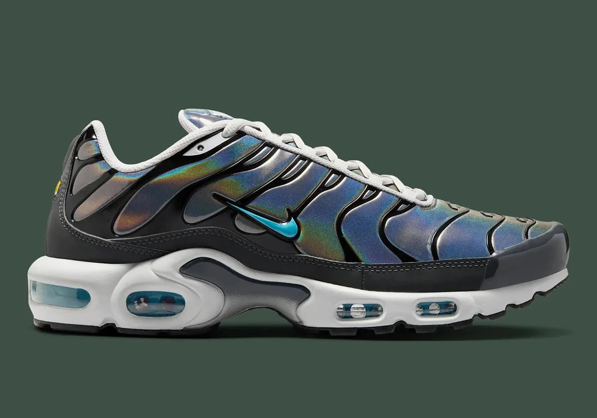 Nike Air Max Plus Iridescent noire avec tige aux reflets violet, bleu, vert et rose, cage noire et unités Air visibles vue de profil.