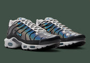 Nike Air Max Plus Iridescent noire avec tige aux reflets violet, bleu, vert et rose, cage noire et unités Air visibles vue de 3/4 face. 