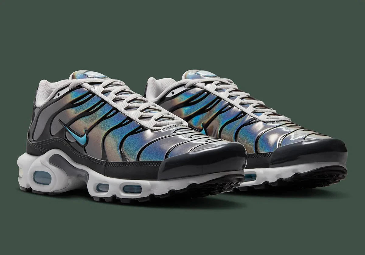 Nike Air Max Plus Iridescent noire avec tige aux reflets violet, bleu, vert et rose, cage noire et unités Air visibles vue de 3/4 face. 