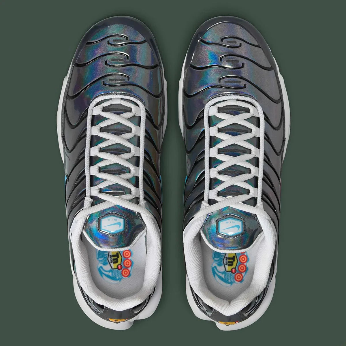 Nike Air Max Plus Iridescent noire avec tige aux reflets violet, bleu, vert et rose, cage noire et unités Air visibles vue du dessus. 