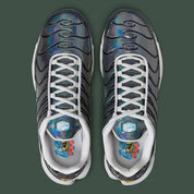Nike Air Max Plus Iridescent noire avec tige aux reflets violet, bleu, vert et rose, cage noire et unités Air visibles vue du dessus. 