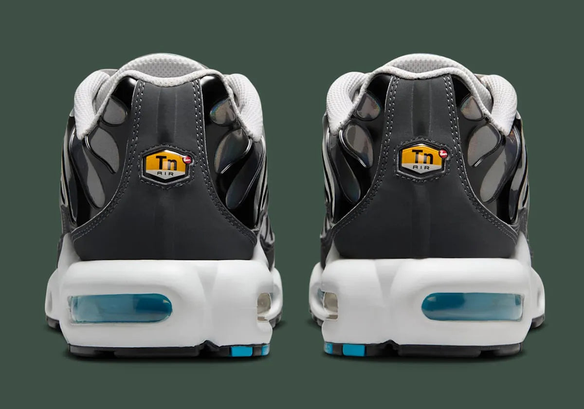Nike Air Max Plus Iridescent noire avec tige aux reflets violet, bleu, vert et rose, cage noire et unités Air visibles vue de derrière. 